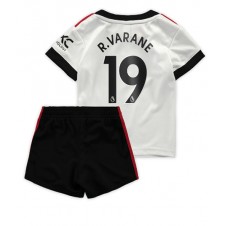Manchester United Raphael Varane #19 Bortedraktsett Barn 2022-23 Kortermet (+ korte bukser)
